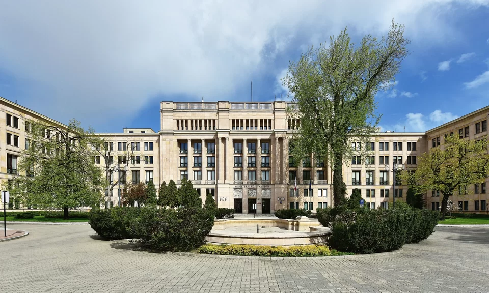 Fasada Ministerstwa Finansów w Warszawie - monumentalny, jasny budynek z kolumnowym wejściem, siedziba instytucji odpowiedzialnej za budżet państwa i finanse publiczne.