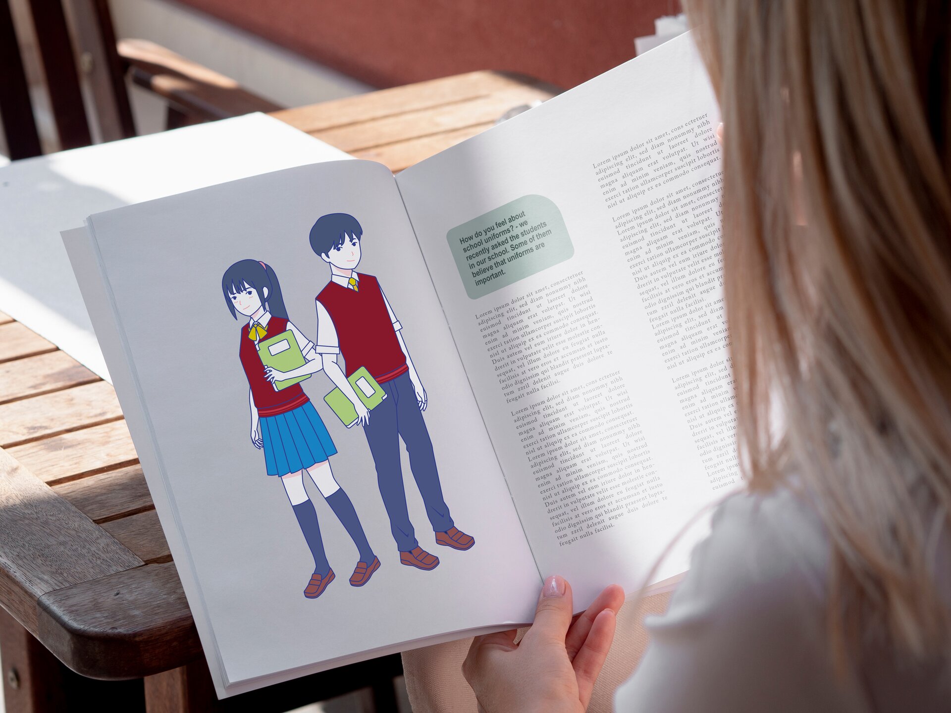 Zdjęcie przedstawia dziewczynkę czytającą gazetkę szkolną. Ilustracja widoczna w gazetce przedstawia uczennicę i ucznia ubranych w mundurki szkolne. Oboje mają bezrękawnik w kolorze burgundu. Chłopiec ma niebieskie spodnie a dziewczyna niebieską plisowaną spódnicę. 