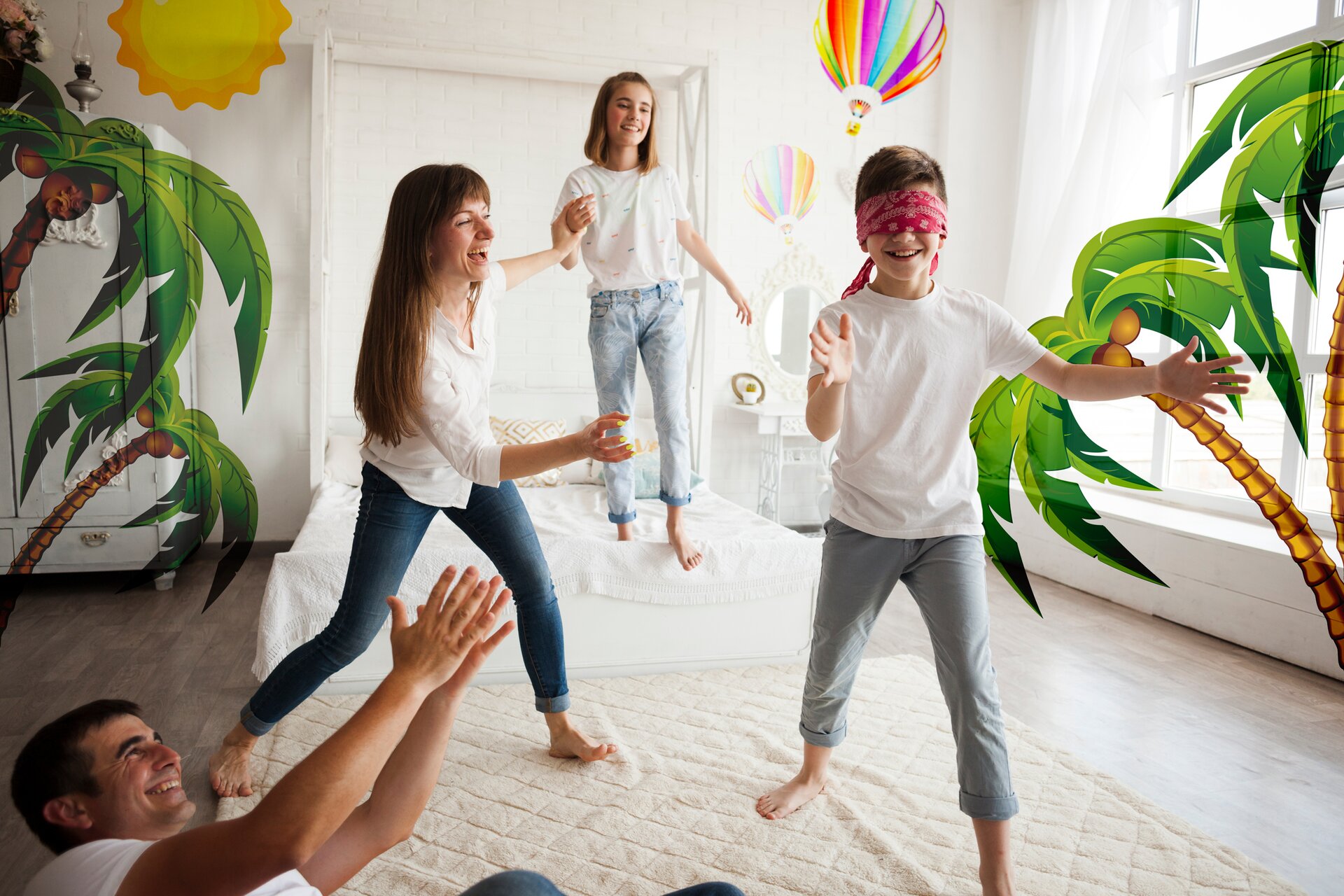 Zdjęcie przedstawia jasny salon, w którym widoczni są rodzice z dziećmi bawiący się w ciuciubabkę. Najmłodsze dziecko, chłopiec w wieku szkolnym ma zasłonięte oczy. Reszta próbuje mu uciec. 