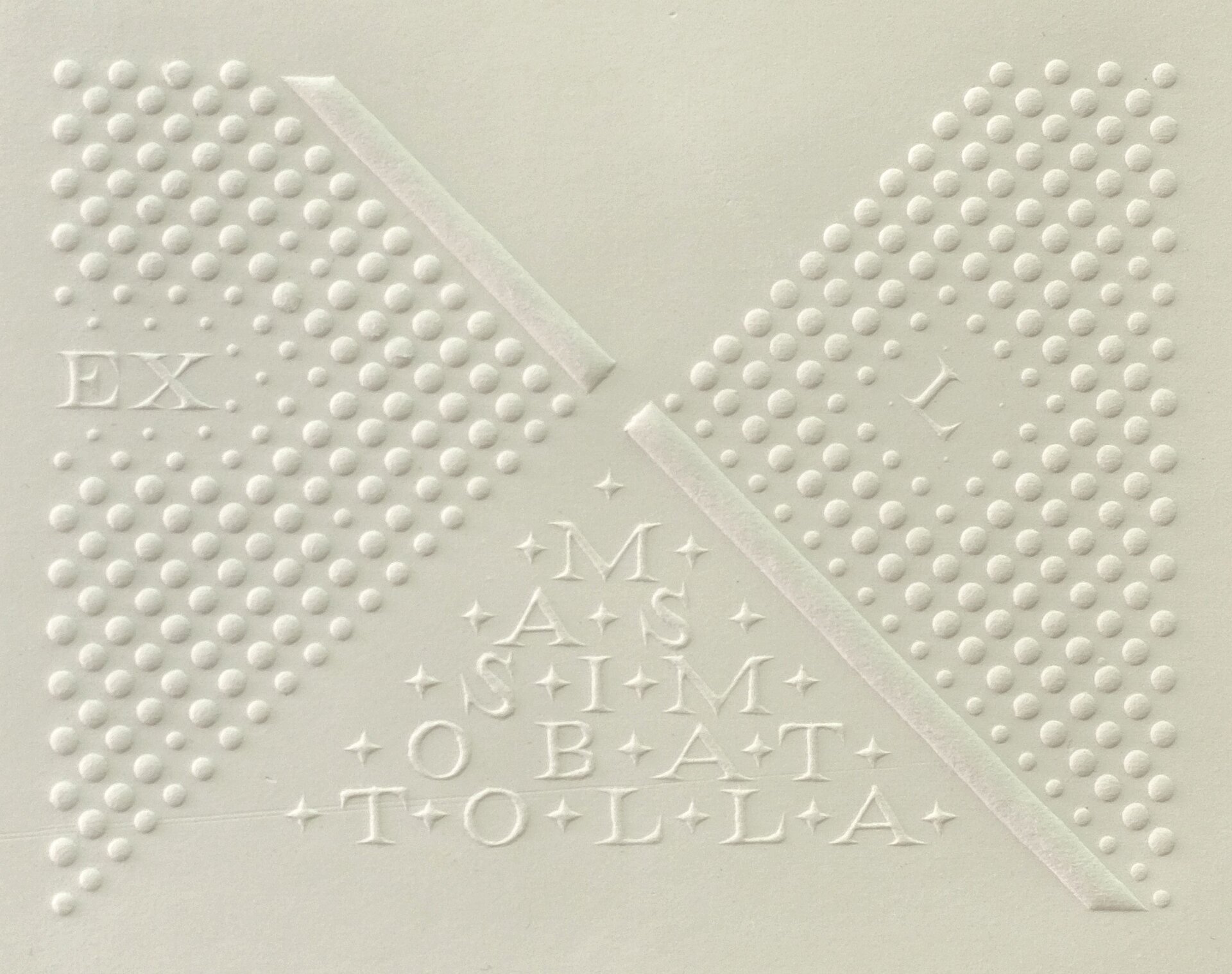 Ilustracja przedstawia pracę Marka Basiula „MassimoBattollaexl”. Praca podzielona jest na cztery części po przekątnej. Lewa i prawa strona to wypukłe kropki. Po przekątnej, z lewego górnego do prawego dolnego rogu znajdują się dwa wypukłe, wąskie czworokąty. Górna część jest gładka, a w dolnej znajdują się litery oddzielone gwiazdkami.