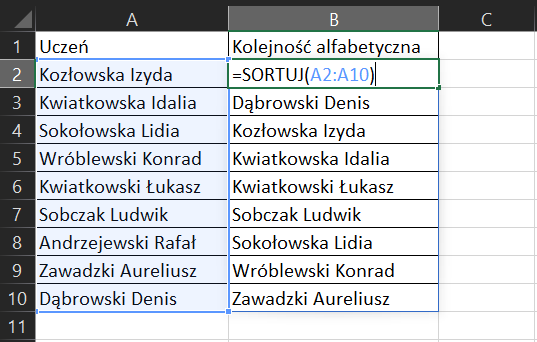 Na zrzucie ekranu widoczny jest fragment arkusza Excel. W kolumnie A, w komórce A1 wpisano tytuł UCZEŃ. W komórkach od A2 do A10 wprowadzono imiona i nazwiska uczniów. W kolumnie B, w komórce B1 wpisano tytuł KOLEJNOŚC ALFABETYCZNA. W komórkach od B3 do B10 wprowadzono nazwiska i imiona uczniów. W komórce B2 wprowadzono formułę, która brzmi następująco: =SORTUJ(A2:A10)