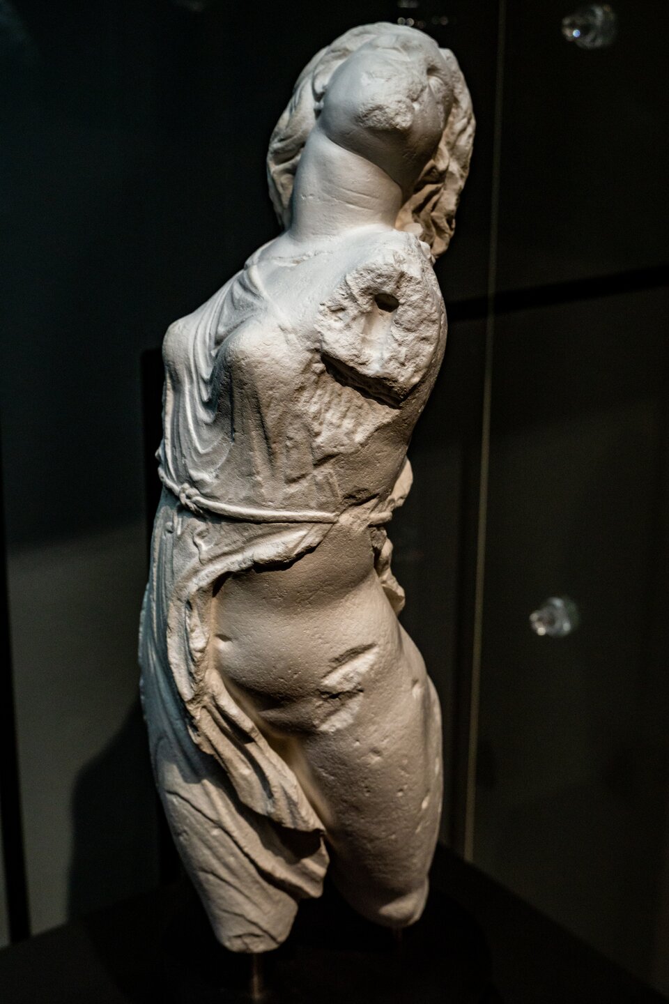 Ilustracja interaktywna przedstawia rzeźbę „Szalejąca Menada”. Autorem oryginału był Skopas. Na zdjęciu znajduje się marmurowa rzeźba kobiety. Postać jest dynamicznie wygięta do tyłu. Piersi, fragment brzucha oraz prawe udo okrywa mocno przylegająca do ciała draperia sukni, przepasana cienkim paskiem. Falowane włosy luźno opadają na ramię i plecy. Rzeźba jest niekompletna. Brakuje fragmentów nóg, od kolan w dół, a także rąk. Również twarz nosi ślady zniszczeń. 