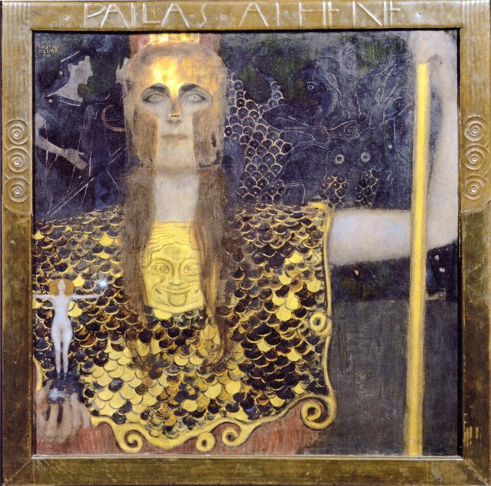 Obraz Gustava Klimta „Pallas Atena” przedstawia frontalnie ukazaną kobietę z jasnymi włosami, stojącą na tle ciemnej, ornamentalnej kompozycji. Postać ma na sobie bogato zdobioną, złocistą zbroję pokrytą wzorem przypominającym łuski. W prawej dłoni trzyma włócznię, a w lewej tarczę z przedstawieniem twarzy. Po lewej stronie obrazu widoczna jest mała naga postać kobieca. Tło wypełniają fantastyczne, ciemne motywy zwierzęce i roślinne. Obraz jest ujęty w szeroką, złotą ramę ozdobioną spiralnymi ornamentami.