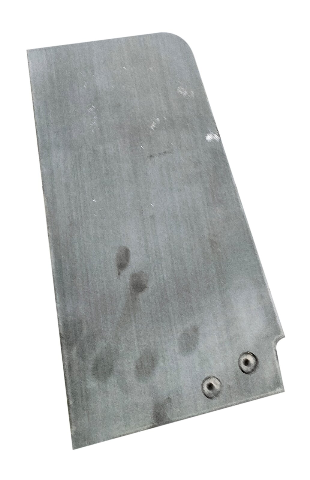 Zdjęcie przedstawia element obudowy pianinowej polakierowany czarnym lakierem poliestrowym. Widoczna jest prostokątny element z zaokrąglonym prawym górnym narożnikiem i prostokątnym wycięciem w prawym dolnym narożniku, obok którego znajdują się dwa okrągłe srebrne elementy. Powierzchnia jest lekko rozmyta, błyszcząca, w kolorze szaro‑srebrnym.