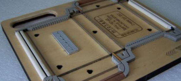 Zdjęcie przedstawia wykrojnik płaski. Posiada on płaską powierzchnię i lekko wypukłe elementy tnące.