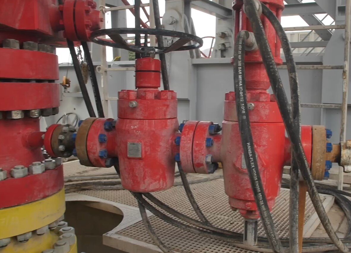 Zasuwa sterowana ręcznie i hydraulicznie na linii dławienia. Z lewej strony zdjęcia widoczny jest fragment głowicy. W dolnej części głowicy widoczny jest łącznik. Do łącznika przyłączona jest odnoga zbudowana z poziomych odcinków rurowych. Rury są połączone przy pomocy połączeń kołnierzowych. Na górze drugiego modułu widoczne jest czarne okrągłe pokrętło.Poniżej zdjęcia w prawym dolnym rogu widoczny jest przycisk odtwarzania. Tekst nagrania jest zgodny z tytułem zdjęcia.