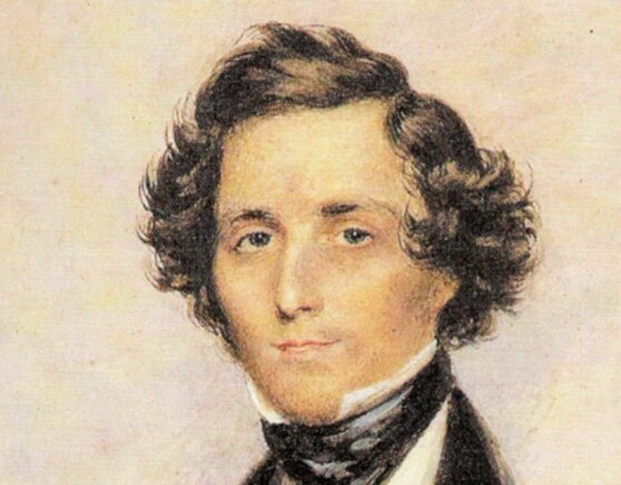 Ilustracja interaktywna przedstawia portret Felixa Mendelssohna-Bartholdy'ego. Kompozytor jest przedstawiony jako młody mężczyzna z lekko kręconymi włosami sięgającymi ucha. Ubrany jest w koszulę i surdut pod szyją ma zawiązaną czarną chustę.