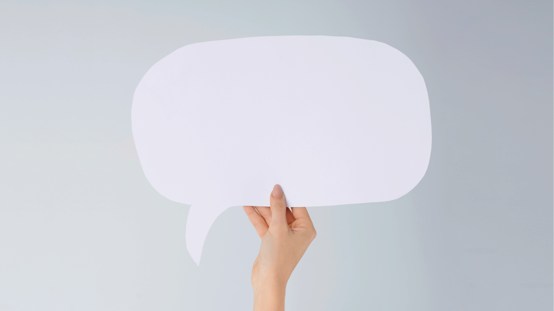 Zdjęcie przedstawia damską dłoń, która trzyma w ręku pusty dymek komiksowy.