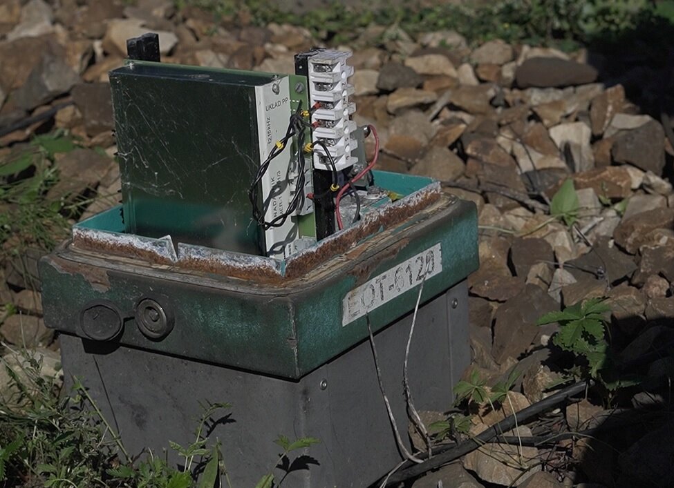 Ilustracja przedstawiająca otwartą skrzynkę przytorową. 