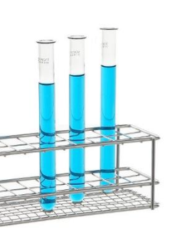 Ilustracja przedstawia statyw w postaci metalowego koszyka, w którym znajdują się szklane probówki. Probówki wypełnione są niebieską cieczą. 