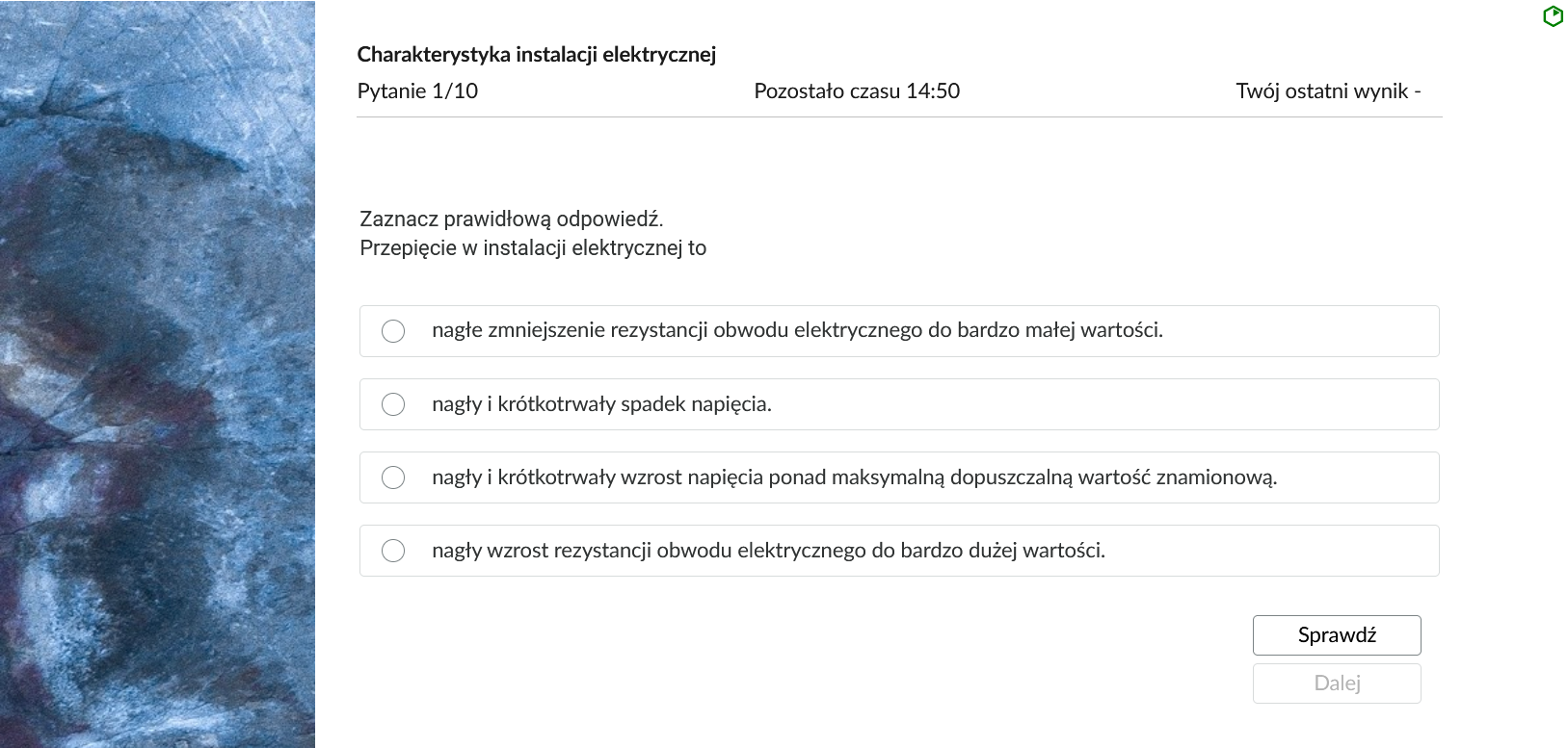 Grafika przedstawia przykładowe zadanie testowe. Na górze widać numer pytania, czas, który pozostał na wypełnianie testu, oraz ostatni uzyskany wynik. Poniżej znajduje się polecenie. Pod poleceniem znajdują się możliwe odpowiedzi. W prawym dolnym rogu panelu z zadaniem znajdują się dwa przyciski. Są to "Sprawdź" oraz "Dalej".