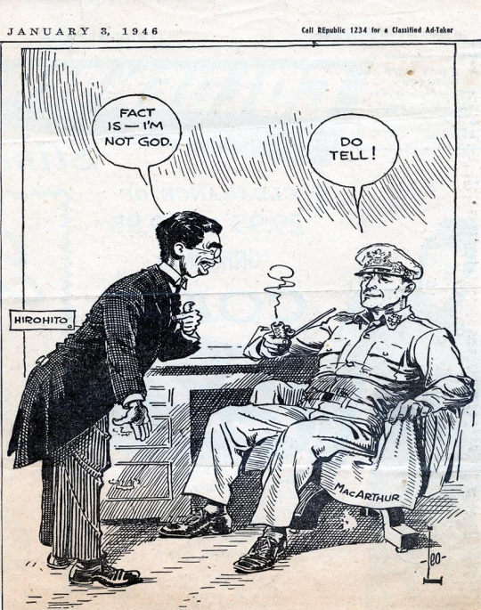 Rysunek przedstawia dwóch mężczyzn. Jeden, ubrany w mundur, siedzi w fotelu. Trzyma w dłoni fajkę. To MacArthur. Drugi mężczyzna stoi naprzeciwko niego. Pochyla się nieco w jego stronę. Ubrany jest we frak. To Hirohito. Nad mężczyzną w mundurze jest dymek dialogowy z napisem: Do tell!. Nad Hirohito jest dymek dialogowy z napisem: Fact is. I'm not God.