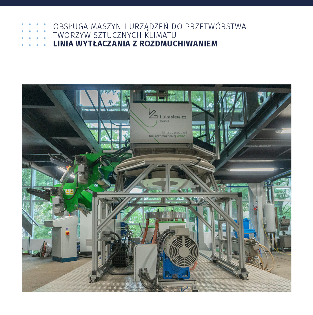 Ilustracja zatytułowana: Obsługa maszyn i urządzeń do przetwórstwa tworzyw sztucznych klimatu. Linia wytłaczania z rozdmuchiwaniem. Urządzenie jest sporych rozmiarów. Znajduje się w hali. W przedniej części ma okrągły wentylator. Cały kompleks połączonych ze sobą elementów otoczony jest specjalnym stelażem.