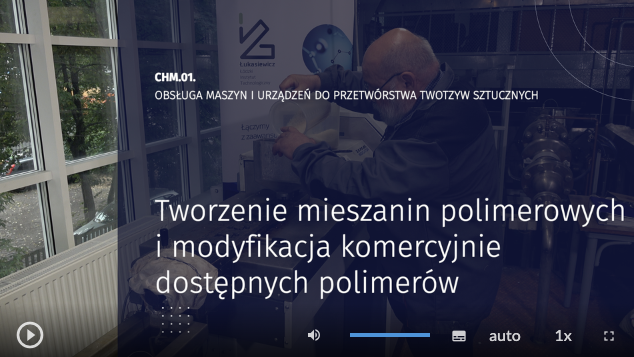 Grafika przedstawia wygląd okna, w którym prezentowany jest film CHM.01. Obsługa maszyn i urządzeń do przetwórstwa tworzyw sztucznych. Tworzenie mieszanin polimerowych i modyfikacja komercyjnie dostępnych polimerów. Na dole okna przyciski do uruchamiania filmu, regulowania głośności, pojawiania się napisów.