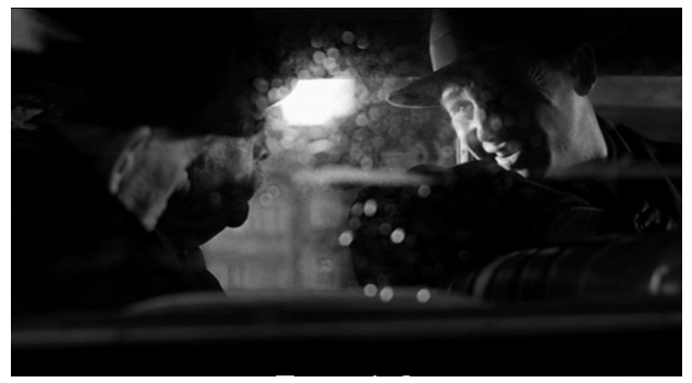 Zdjęcie przedstawia trzech mężczyzn rozmawiających w taksówce. Jednym z nich jest Schindler.