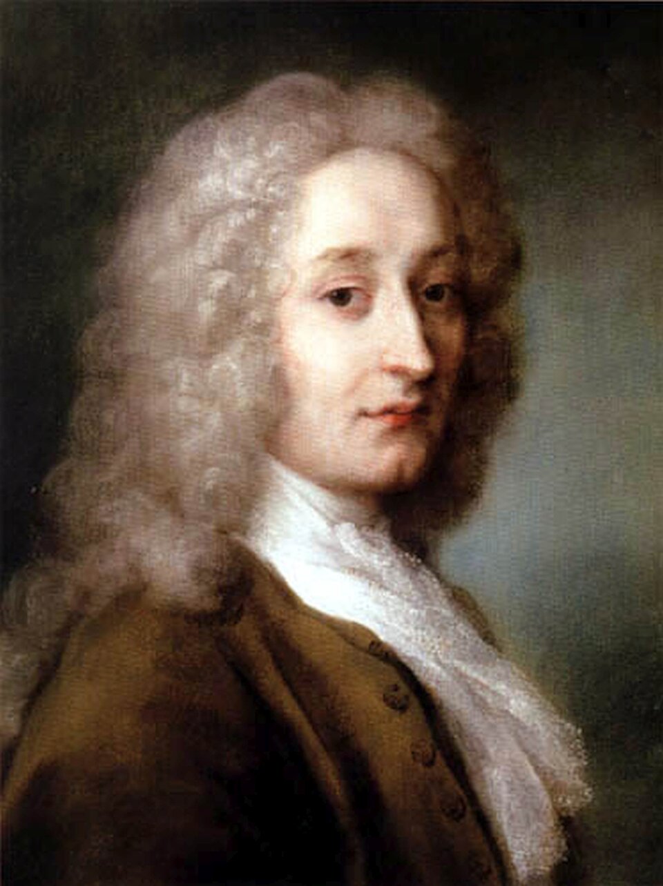 Rosalba Carreira, "Portret Antoine’a Watteau". Młody mężczyzna w brązowej marynarce i białej koszuli patrzy w kierunku widza. Jego włosy są siwe, spadają na ramiona i ułożone są w fale. Koszulę zdobi biały żabot.