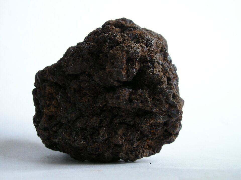 Zdjęcie przedstawia torf. Ma kształt bryły o chropowatej powierzchni. Ma ciemną barwę.