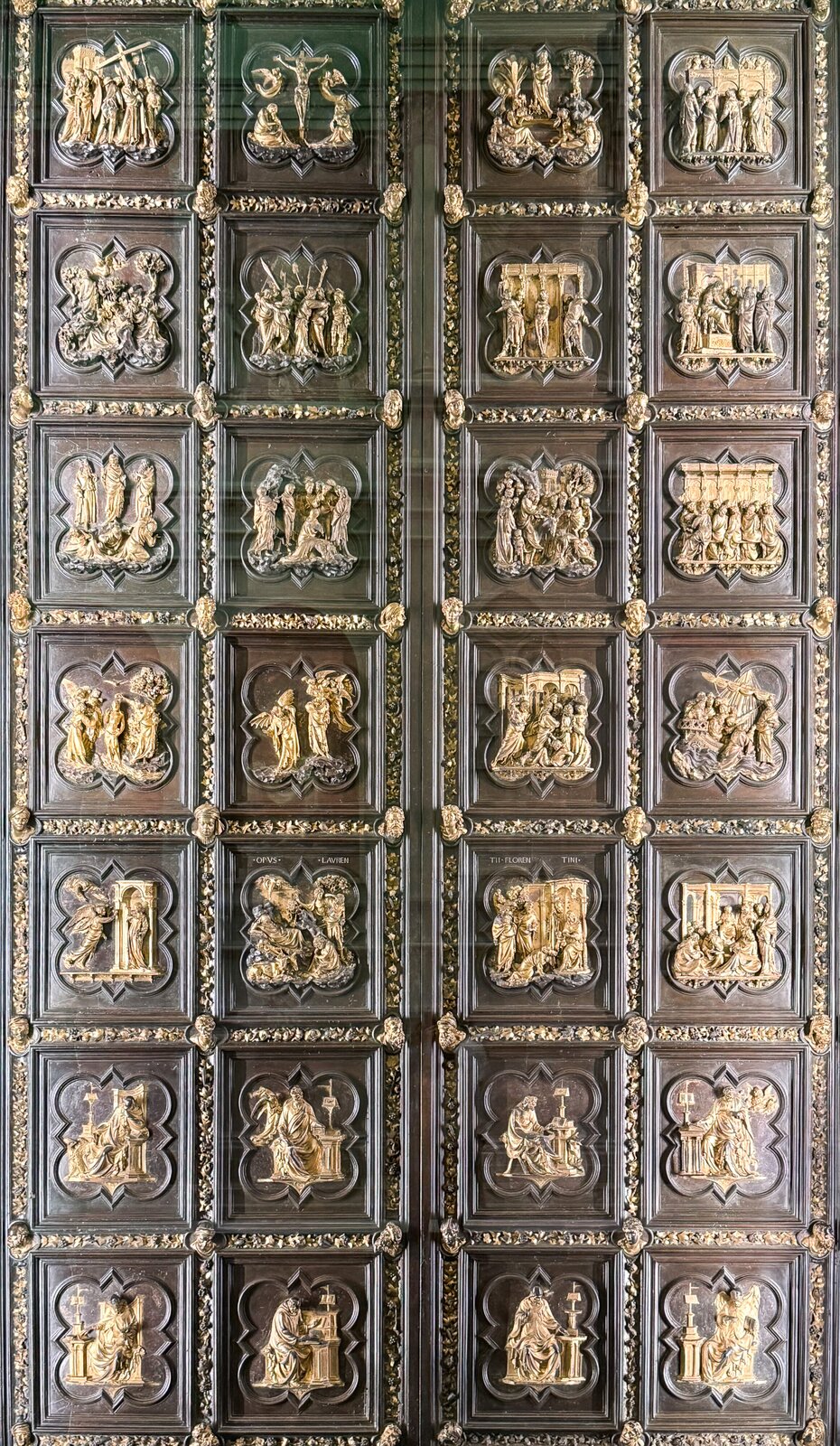 Drzwi do Baptysterium San Giovanni wykonane z brązu i złota - składają się z 28 kasetonów z płaskorzeźbami, przedstawiającymi sceny z życia Chrystusa i wizerunkami ewangelistów i ojców Kościoła.