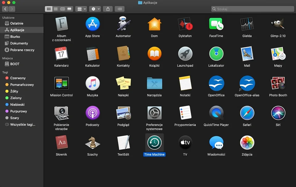 Ilustracja przedstawia okno Finder sytemu MacOS. Został otworzony folder Aplikacje, w którym wskazano program Time Machine.