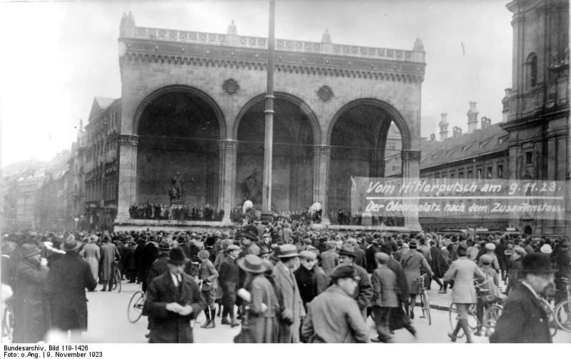 Monachium podczas puczu w 1923 roku Monachium podczas puczu w 1923 roku Źródło: Bundesarchiv, Bild 119-1426 , licencja: CC BY-SA 3.0.