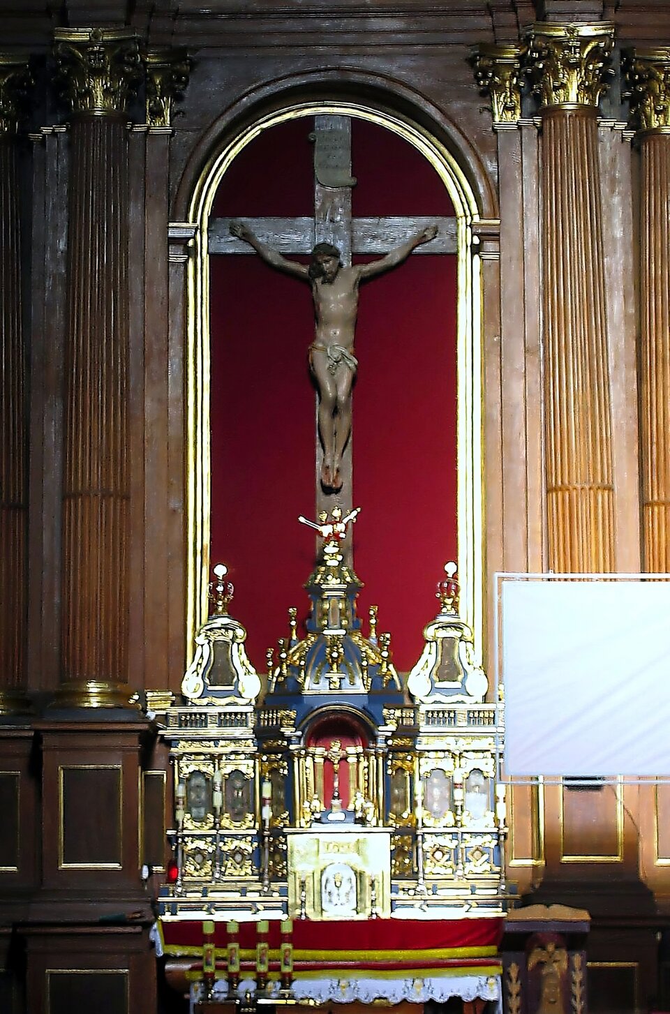 Z prawej strony widoczny jest drewniany krzyż w ołtarzu głównymkościoła w Węgrowie.