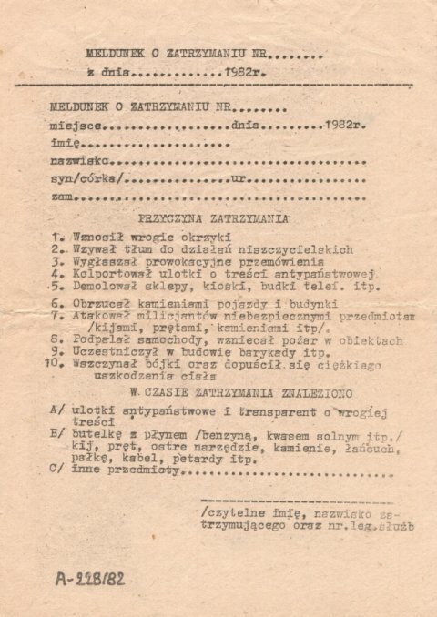 Ilustracja przedstawia meldunek o zatrzymaniu. Formularz używany przez funkcjonariuszy Milicji Obywatelskiej w trakcie trwania w Polsce stanu wojennego. 