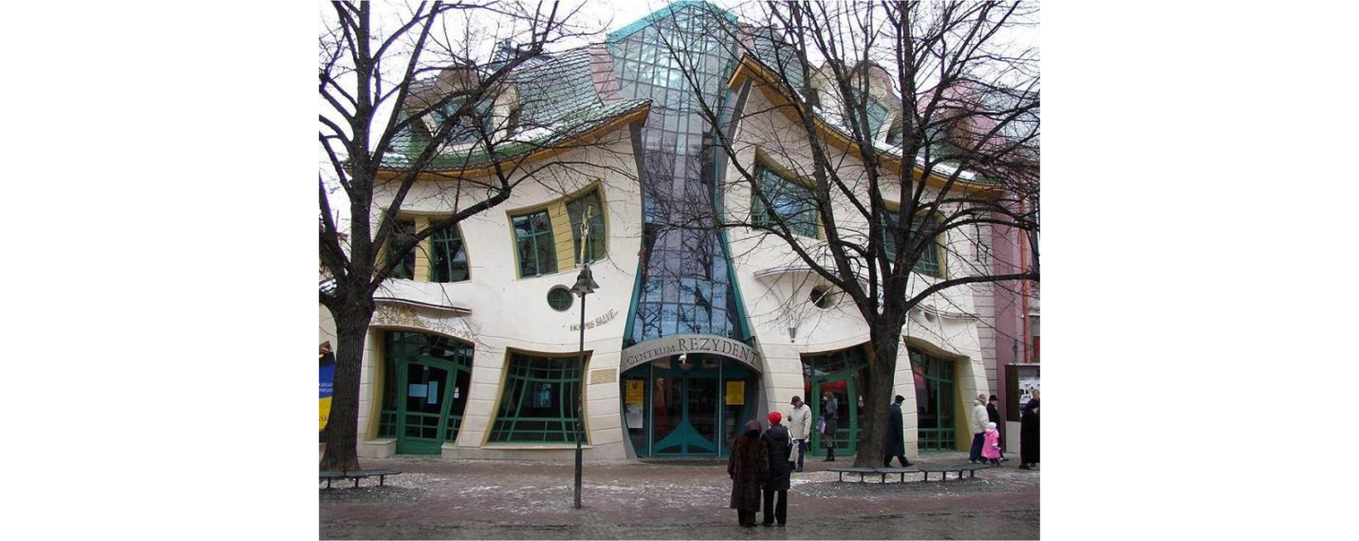 Ilustracja przedstawia dom z zakrzywionymi oknami i drzwiami, na środku jest pokryty szklaną ścianą.