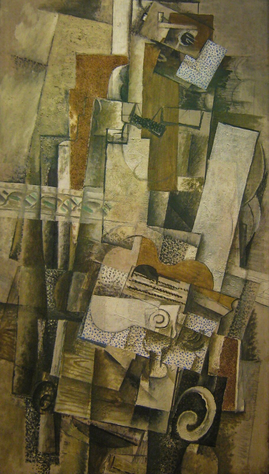 Ilustracja ukazuje siedzącego mężczyznę z gitarą trzymaną na kolanach. Postać oraz instrument są ukazane fragmentarycznie w formie zgeometryzowanych kształtów, pociętych i nałożonych na siebie. Poszczególne części mężczyzny i gitary są rozczłonkowane i nierozpoznawalne. Obraz wykorzystuje ciemną paletę ciemnych zieleni, brązów i czerni.