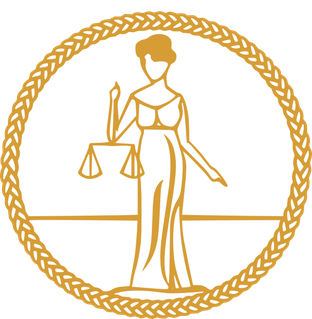 Rysunek przedstawia zarys postaci kobiety w długiej, luźnej sukni bez rękawów, w jednej ręce trzyma wagę szalkową. Rysunek otoczony jest okrągłą ramką.