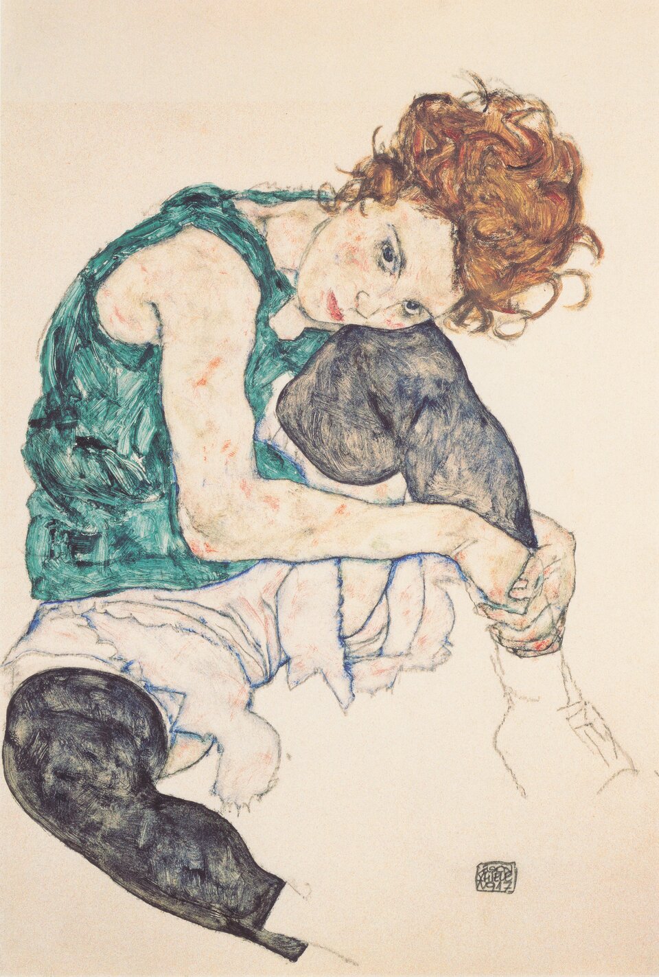 Ilustracja przedstawia obraz Egona Schiele pt. Kobieta siedząca ze zgiętym kolanem. Obraz ukazuje rudowłosą kobietę siedzącą ze zagiętym kolanem, na którym oparła głowę. Kobieta ma rude, faliste włosy i mocno zaznaczone oczy. Ubrana jest w białe spodnie do kolan oraz zieloną koszulkę bez rękawów. Nogi wystające ze spodni są zaznaczone granatową kredką.