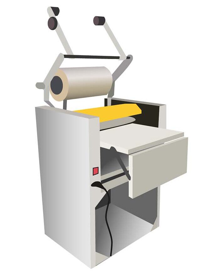 Grafika przedstawia poglądowo foliarkę w ujęciu trzy czwarte. Widoczne jest urządzenie z nałożoną na wałek rolką przeźroczystej foli, otwartym blatem do foliowania. Urządzenie jest przygotowane do pracy.