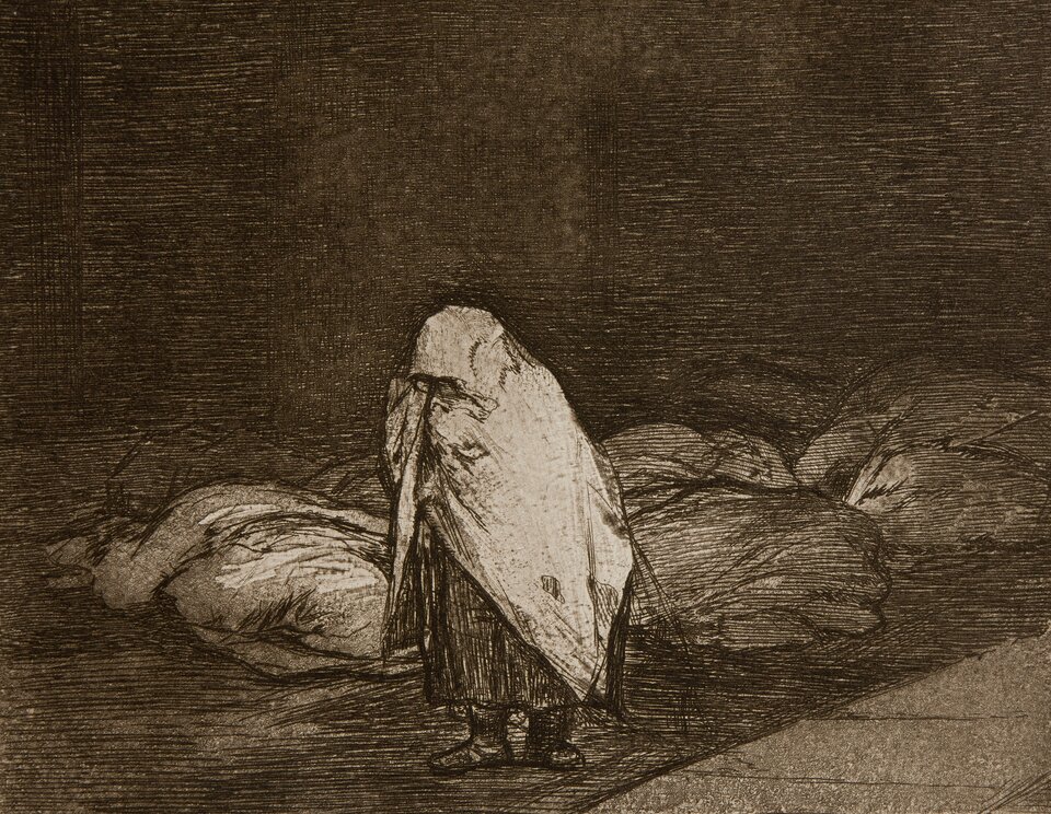 Ilustracja przedstawia  zakapturzoną kobietę. Postać stoi skulona. Ma zasłoniętą głowę. Kobieta jest ubrana w długą spódnicę. Na nogach ma wysokie buty. Za jej plecami, na ziemi leżą ludzkie ciała okryte tkaniną. W tle panuje mrok.