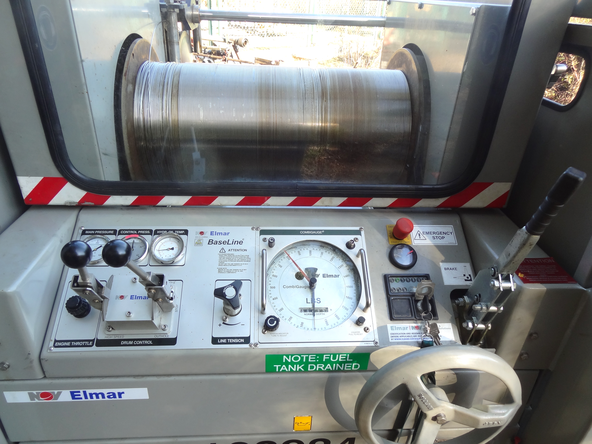 Panel sterujący wyciągu linowego umożliwia sterowanie prędkością zapuszczania przyrządów pomiarowych do odwiertu.