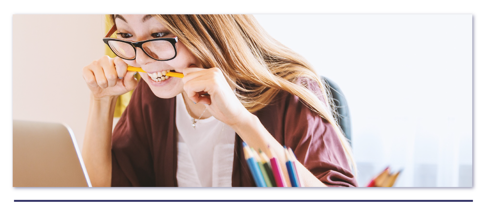 Ilustracja przedstawia młodą kobietę patrzącą na ekran laptopa. Nerwowo zagryza ołówek zębami.