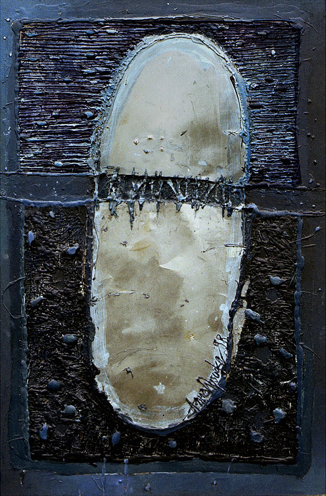 Ilustracja przedstawiając dzieło malarskie. W centrum abstrakcyjnej kompozycji znajduje się beżowy, podłużny kształt obwiedziony jasnym, szerokim konturem z podpisem Anna Wysocka 98. Obiekt umieszczony jest na ciemnym, granatowym tle, składającym się z dwóch, namalowanych grubą fakturą prostokątów. Przerwa pomiędzy nimi przechodzi szerokim pasem przez beżowy kształt w centrum obrazu, dzieląc go na dwie części, tworzy w nim poszarpaną, ciemną wyrwę. Praca utrzymana jest w chłodnej, ciemnej tonacji z dominantą jasnego beżu w centrum kompozycji.