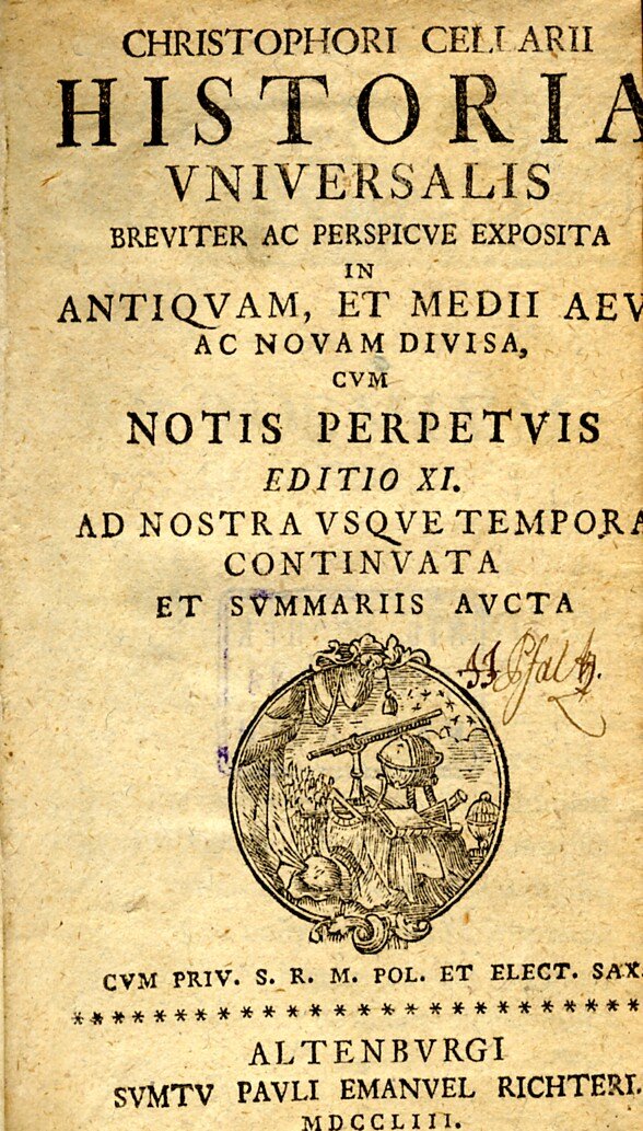 Karta tytułowa z 1753 r. z wydawnictwa Verlag Paulus Emanuel Richter w Altenburgu. Na ilustracji widoczna okładka z napisami w połowie namalowany szkic w kształcie koła. Napisy: Christophori Cellarii Historia universalis breviter ac perspicue exposita, in antiquam, et medii aevi ac novam divisa, cum notis perpetuis. Editio XI ad nostra usque tempora continuata et summariis aucta. Na rysunku widoczne narzędzia naukowe: luneta, kątomierz, globus, książka, ekierka. 