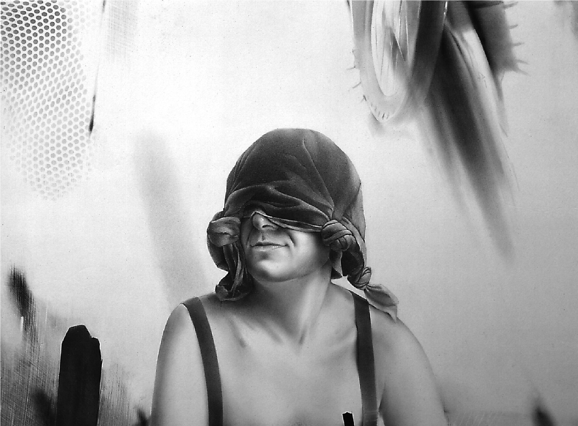 Ilustracja przedstawia czarno‑biały rysunek „Portret M.”, autorstwa Jędrzego Gołasia. Artysta, przy pomocy delikatnego cieniowania narysowała portret mężczyzny z nasuniętą na oczy, zawiązaną na czterech rogach, ciemną tkaniną. Postać na nagie ramiona ma naciągnięte szelki. Tło stanowią plamy o różnej strukturze i natężeniu: od delikatnych przetarć, poprzez frottage siatki, aż po czarne, nakładane plamy. Rysunek tchnie sielską atmosferą, mężczyzna sprawia wrażenie zrelaksowanego. 