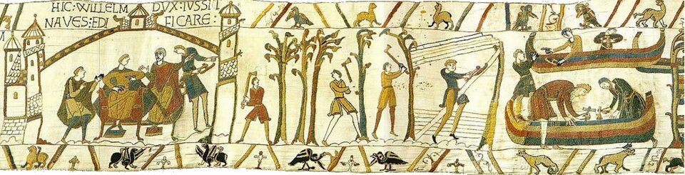 Ilustracja przedstawia fragment tkaniny, na której uwidoczniono kilka scen z życia średniowiecznego społeczeństwa. W centralnej części trzech mężczyzn wycina las - karczuje, a czwarty obrabia deski. Po prawej stronie kilku mężczyzn siedzi w dwóch wąskich łodziach z zakrzywionymi do góry przodem i tyłem. Po lewej stronie czterech mężczyzn siedzi lub stoi na tle zabudowań zamkowych. Powyżej i poniżej miniatury ptaków i zwierząt.