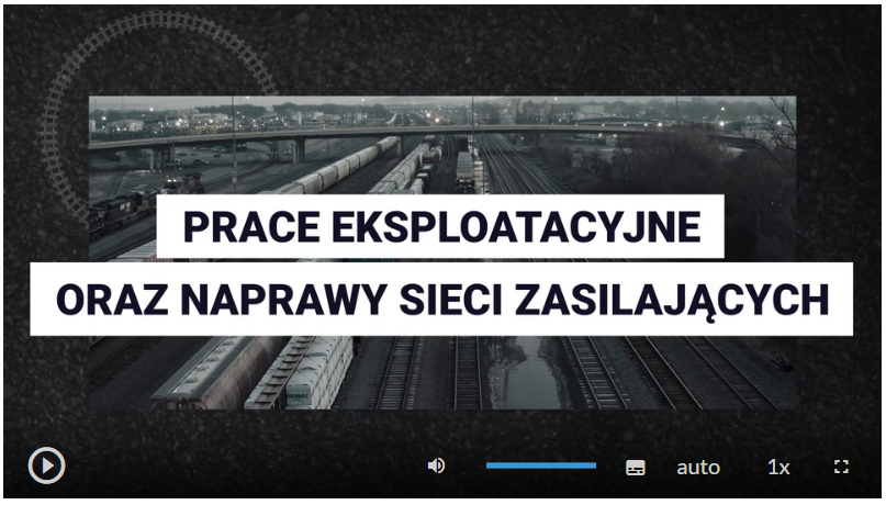 Zrzut ekranu przedstawia klatkę z filmu edukacyjnego, na której widoczny jest tytuł Prace eksploatacyjne oraz naprawy sieci zasilających. W tle widać pociągi stojące na torowisku. W dolnej części ekranu znajdują się przyciski. Od lewej. Przycisk odtwórz, wstrzymaj. Następnie przycisk włączania i wyłączania dźwięku, pasek głośności, ścieżka alternatywna z audiodeskrypcją, napisy, jakość odtwarzania, prędkość odtwarzania, tryb pełnoekranowy.