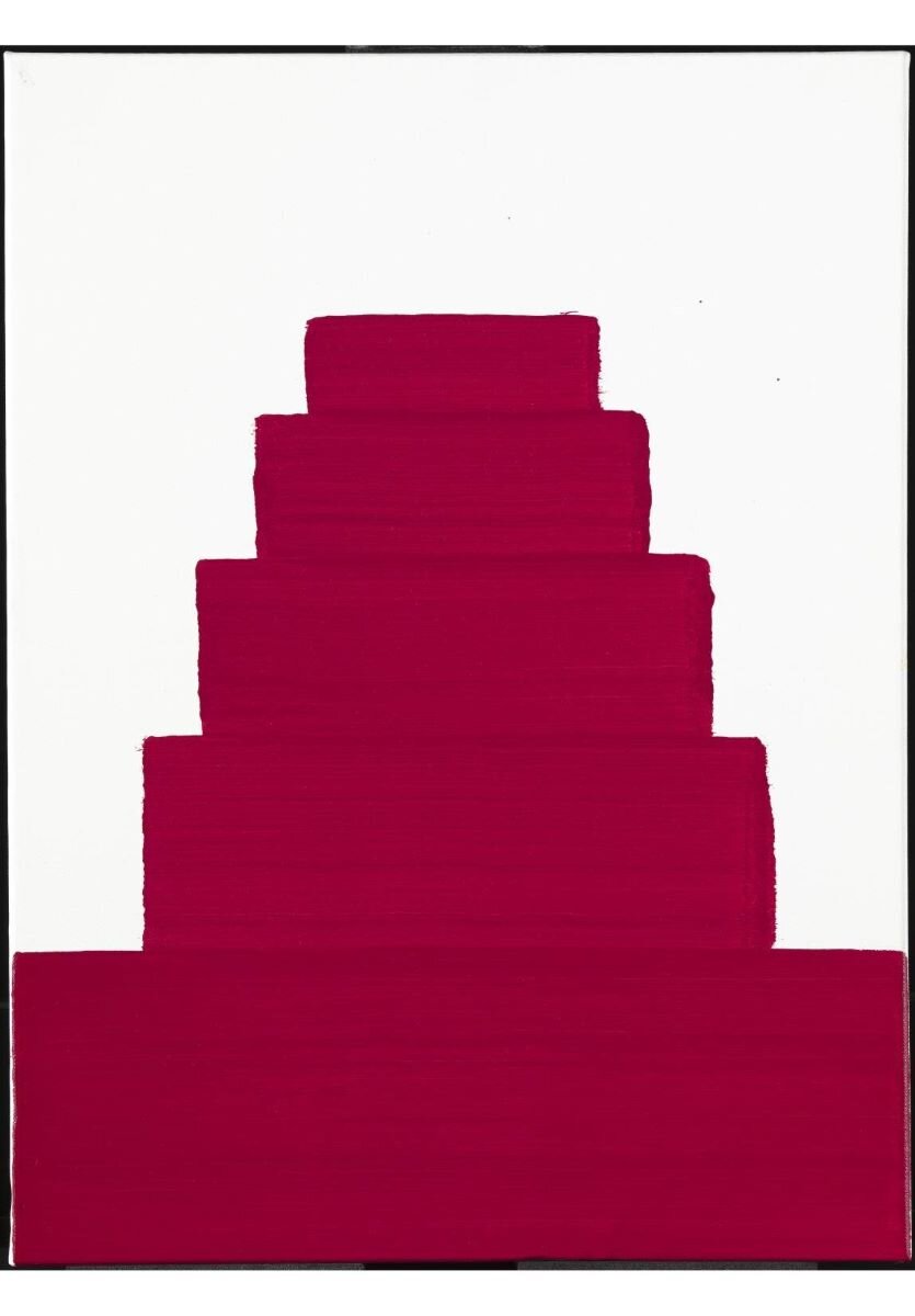 Ilustracja przedstawia obraz Martina Creed, Praca nr 1104 (Work No. 1104). Dzieło przedstawia poziome prostokąty ustawione jeden na drugim od najdłuższego do najkrótszego. W ten sposób kompozycja przypomina piramidę ze ściętym na płasko szczytem. Jest w kolorze jednolitym, ciemnoczerwonym.