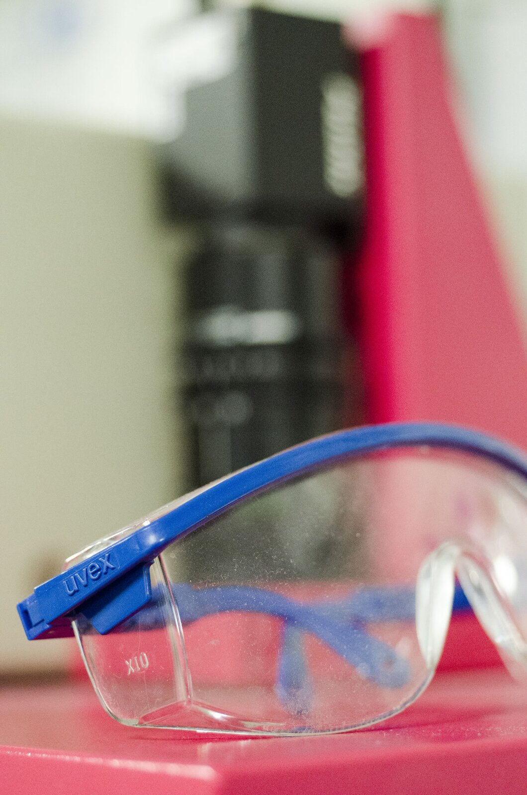 Zdjęcie przedstawia okulary ochronne z plastiku, chronią one oczy z każdej strony poprzez wygięty plastik.