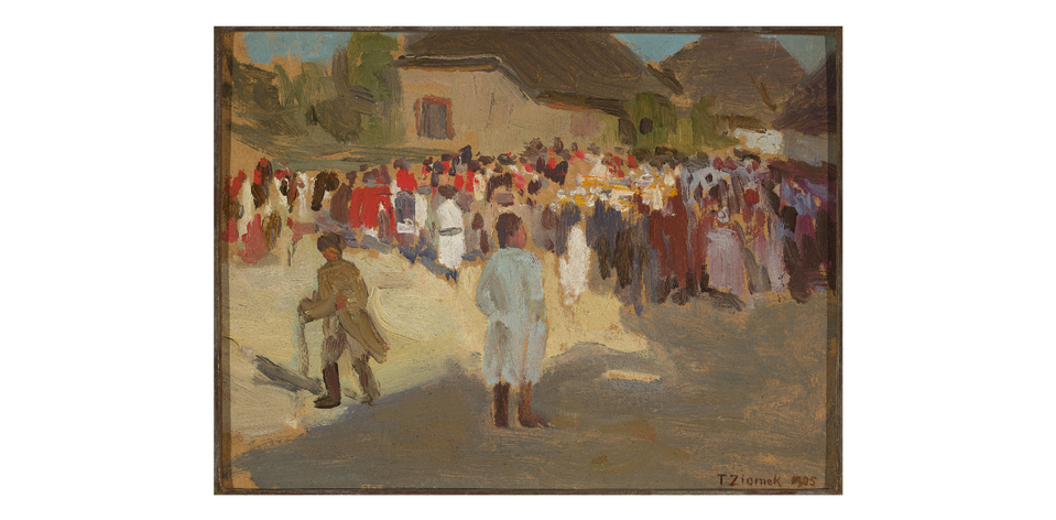 Na obrazie widać scenę przedstawiającą grupę ludzi zgromadzonych na otwartej przestrzeni, prawdopodobnie. W tle znajdują się budynki o skośnych dachach, przypominające tradycyjną architekturę wiejską. Postaci są ubrane w stroje w różnych kolorach. W centrum kompozycji znajduje się postać w jasnym ubraniu, zwrócona plecami do widza. W lewej części obrazu widać inną postać ubraną w ciemniejsze kolory, idącą w kierunku widza.