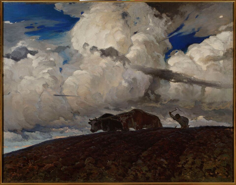 Obraz przedstawia chłopa, który orze. Mężczyzna jest ubrany w szarą koszulę z długim rękawem. Ma ciemne włosy. W lewej ręce trzyma bat, który unosi nad głową. Prawą dłonią trzyma zaprzęgnięty w dwa woły pług. Chłop jest pochylony. Przed nim znajduje się pole. Nad ziemią unoszą się ogromne chmury pierzaste, które miejscami są szare. Obraz jest oprawiony w złotą ramę. 