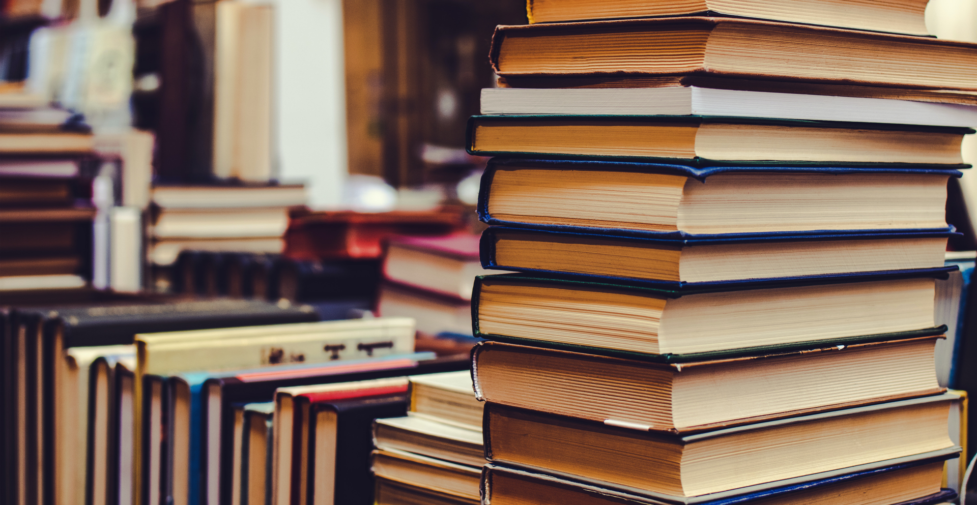 Zdjęcie przedstawia książki leżące jedna na drugiej.
