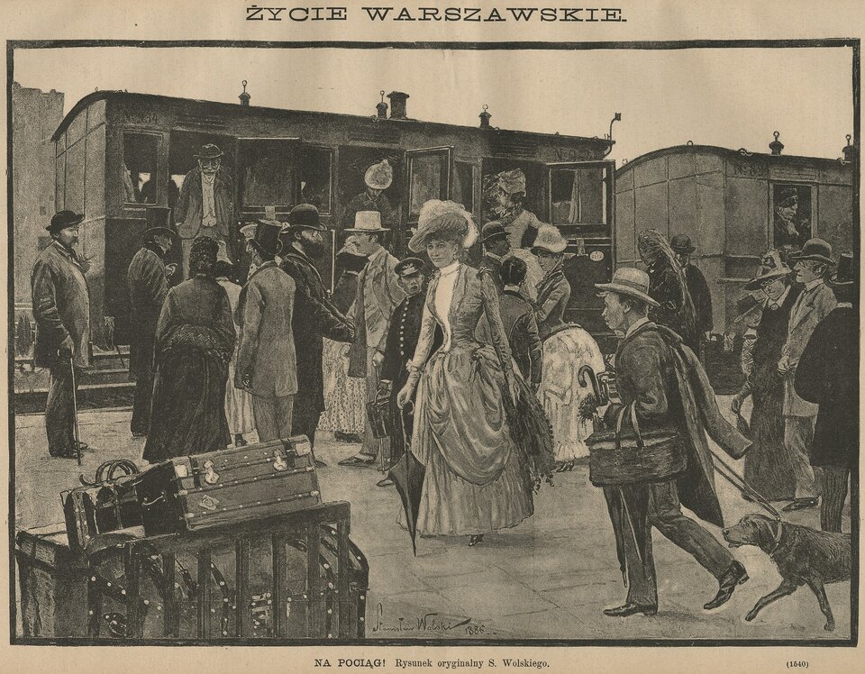 Ilustracja przedstawia peron kolejowy, na którym zgromadzeni są liczni podróżni. To kobiety w eleganckich sukniach i kapeluszach na głowach oraz mężczyźni w surdutach, spodniach i melonikach bądź cylindrach na głowach. Na torach stoją dwa wagony pociągu pasażerskiego. Wysiadają z nich podróżni. Na peronie stoi wózek z licznymi walizkami, kufrem. Podpis ilustracji: Życie Warszawskie, Na pociąg! Rysunek oryginalny S. Wolskiego. 