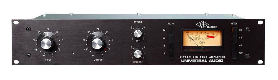 Kompresor/limiter w wersji hardware, Ilustracja przedstawia kompresor/limiter w wersji hardware. Ma on kształt prostokąta i jest w kolorze czarnym. Z Lewej strony znajduje się czarno‑srebrne pokrętło. Dookoła niego są białe kropki i liczby, a od spodem znajduje się biały napis „input”. Następne pokrętło wygląda tak samo. Pod spodem znajduje się napis „output”. Następnie są dwa mniejsze pokrętła ułożone jedno pod drugim. Kolorystyka ich jest czarno‑srebrna. Dookoła nich są białe kropki i liczby. Nad górnym pokrętłem jest napis „attack”, a pod nim „off”. Pod dolnym pokrętłem jest napis „release”. Następnie znajdują się cztery prostokątne, czarne przyciski, jeden pod drugim. Nad nimi jest biały napis „ratio”. Przed każdym przyciskiem znajduje się biała liczba. Przed pierwszym jest to „20”, następnie „12”, dalej „8”, a na końcu „4”. Kolejnym elementem jest beżowy wyświetlacz. Jest na nim oś z liczbami w kolorze czarnym oraz pole z prawej strony zaznaczone na czerwono. Nad wyświetlaczem jest białe logo w kształcie rombu z ozdobną literą „A” w środku oraz biały napis „classics”. Pod wyświetlaczem jest biały napis „1167ln limiting amplifier universal audio”. Na końcu znajdują się cztery prostokątne, czarne przyciski, jeden pod drugim. Nad nimi jest biały napis „meter”. Za każdym przyciskiem znajduje się biały napis lub liczba. Za pierwszym jest „gr”, następnie „+8”, dalej „+4”, a na końcu „off”. Po bokach panelu znajdują się po dwie czarne śrubki, a w każdym rogu są owalne, poziome otwory.