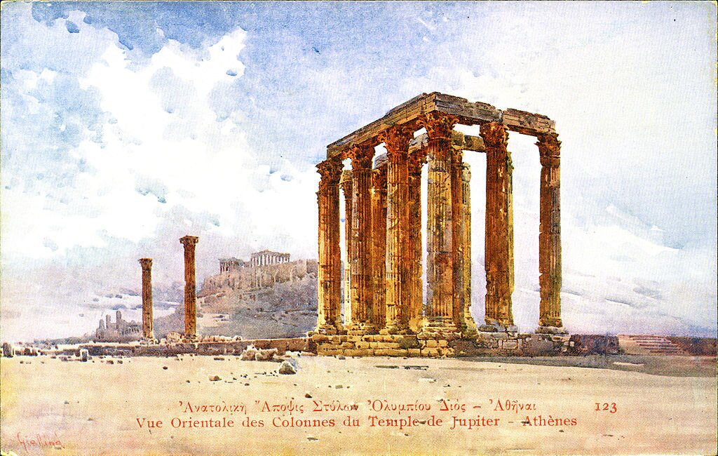 Pocztówka przedstawia ruiny świątyni Zeusa Olimpijskiego w Atenach. W prawej części zdjęcia widocznych jest trzynaście kolumn korynckich. Są one zwieńczone głowicami z bogato rzeźbionymi liśćmi akantu. W lewej części zdjęcia, w oddali, widać jeszcze dwie kolejne kolumny. Tło ruin stanowi ukazany z oddali Akropol.