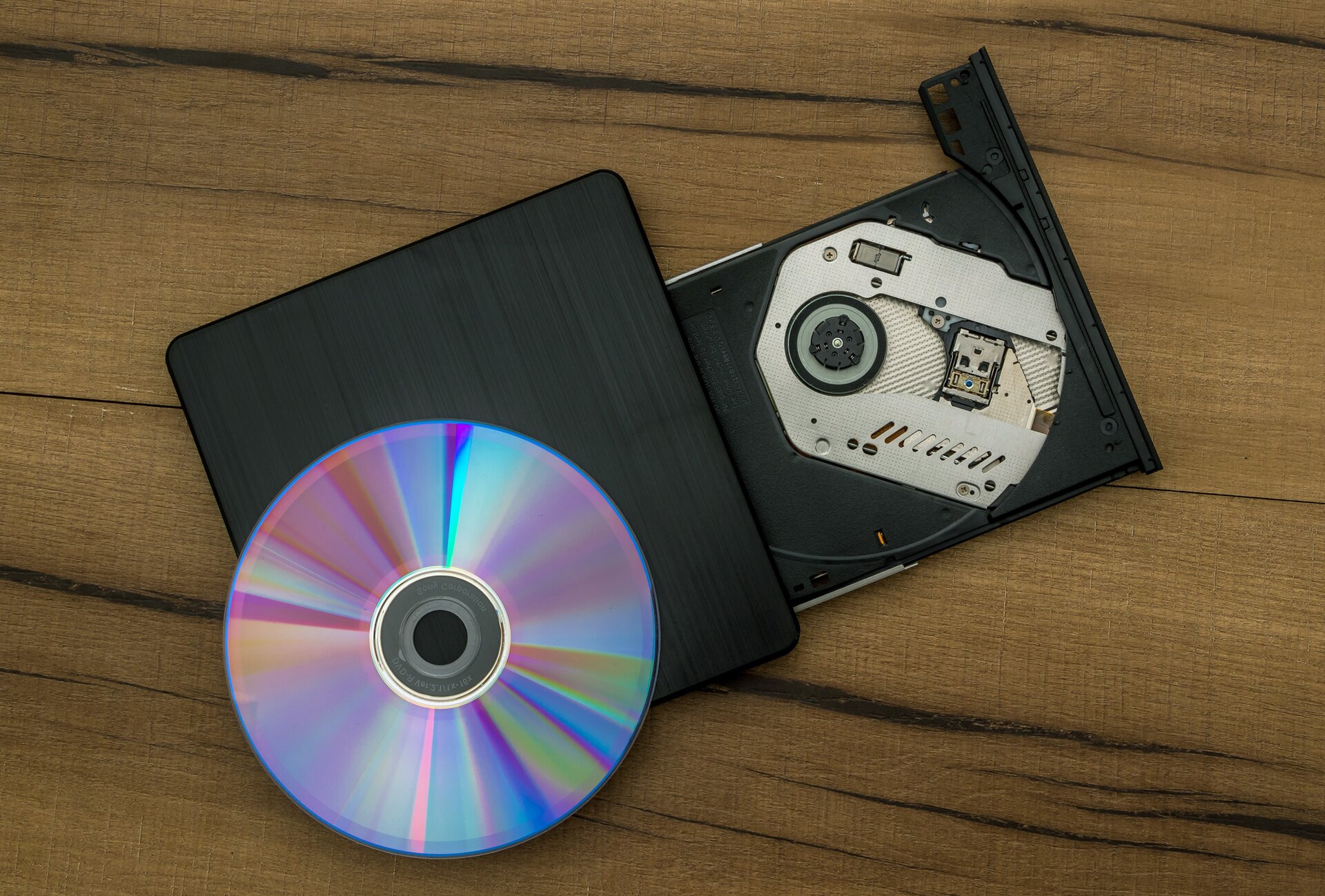 Rys. 3. Na zdjęciu znajduje się płyta CD oraz kieszeń komputera, w której umieszcza się płytę w celu jej odczytania.