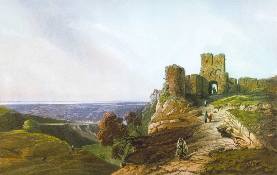 Ilustracja przedstawia nadmorski pejzaż. Na brzegu klifu umieszczonego po prawej stronie obrazu wznoszą się ruiny fortyfikacji. Pozostała część baszty i murów nad bramą wjazdową. Dalej w prawo ciągnie się mur z otworami strzelniczymi. Do ruin prowadzi kamienista droga. Podążają nią postaci w różnym wieku. Po lewej stronie jest otwarta, porośnięta trawą przestrzeń. W tle bezchmurne niebo.