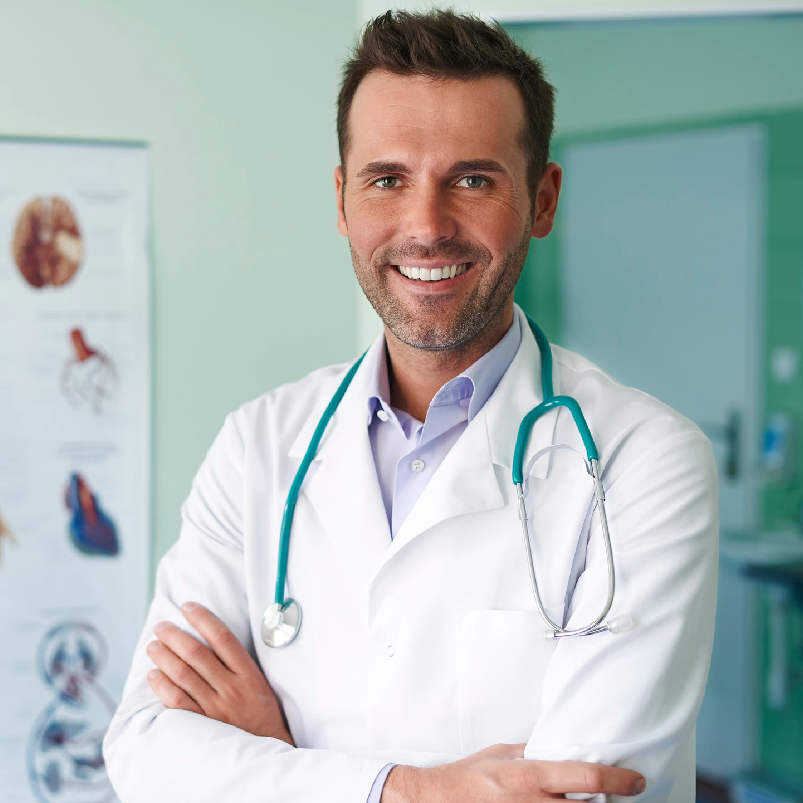 Ilustracja przedstawia lekarza w białym fartuchu. Na szyi zawieszony ma stetoskop, czyli słuchawki lekarskie.